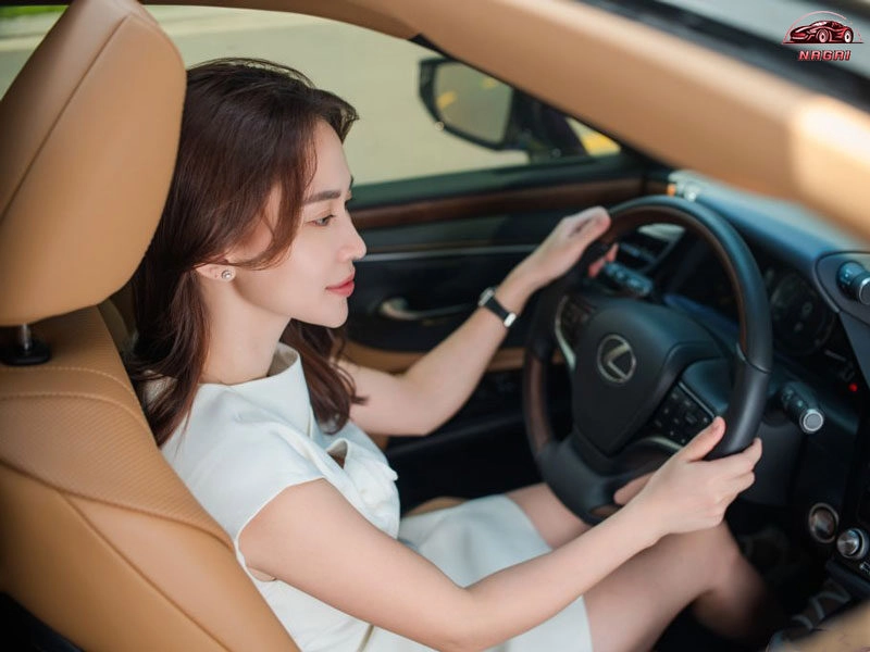 Lexus ES 250 lựa chọn an tâm cho nữ doanh nhân trẻ