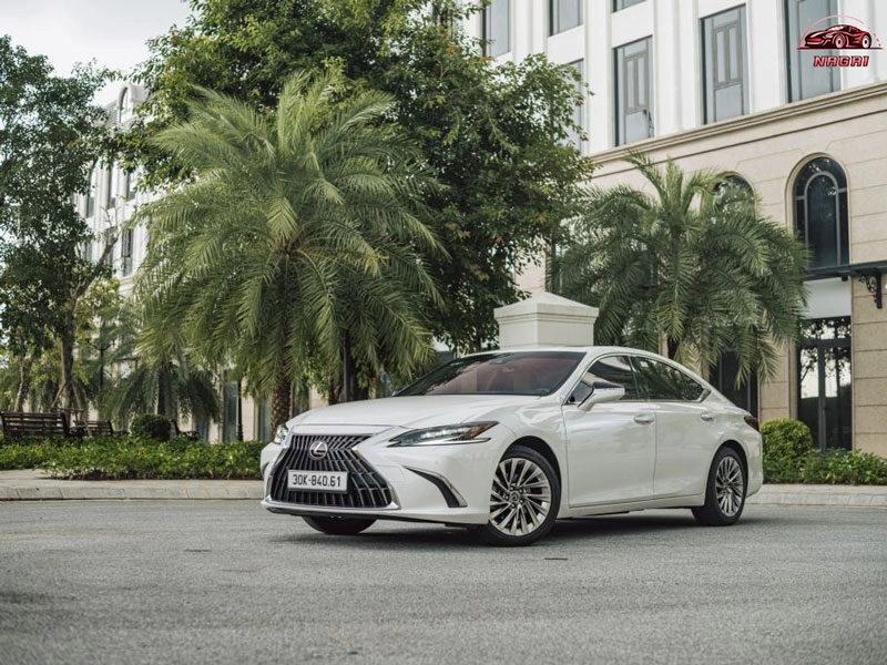 Lexus ES 250 lựa chọn an tâm cho nữ doanh nhân trẻ
