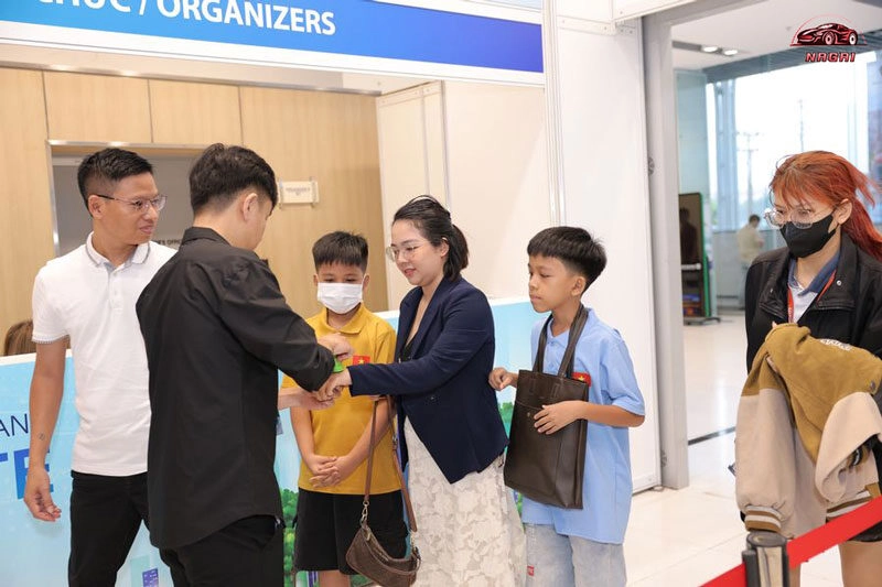 Vietnam Motor Show 2024 Trải nghiệm công nghệ xe xanh cho gia đình