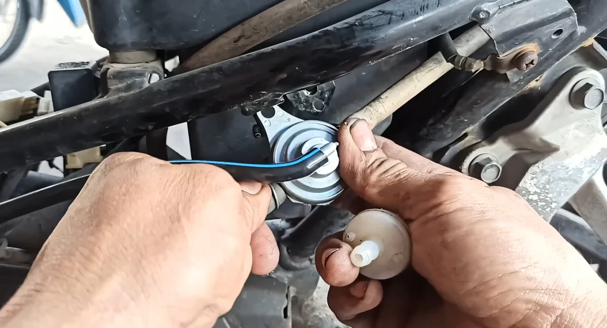 Bước 1: Tháo khóa xăng cũ