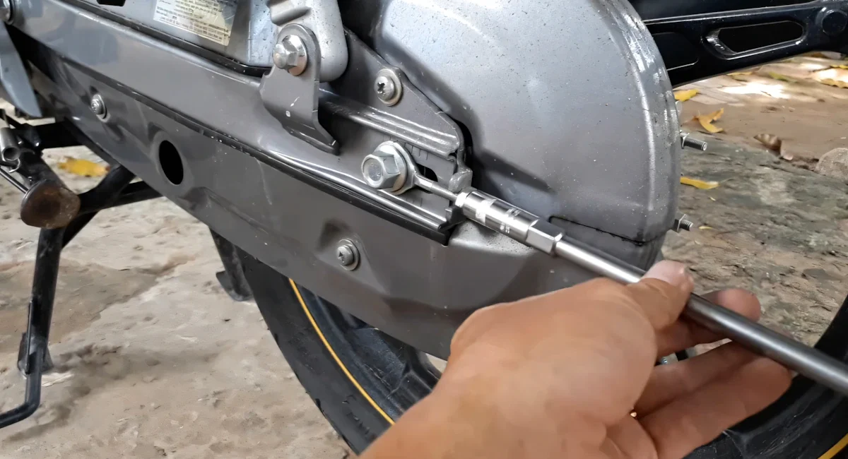 Bước 3: Điều chỉnh ốc kẹp đĩa tăng xích