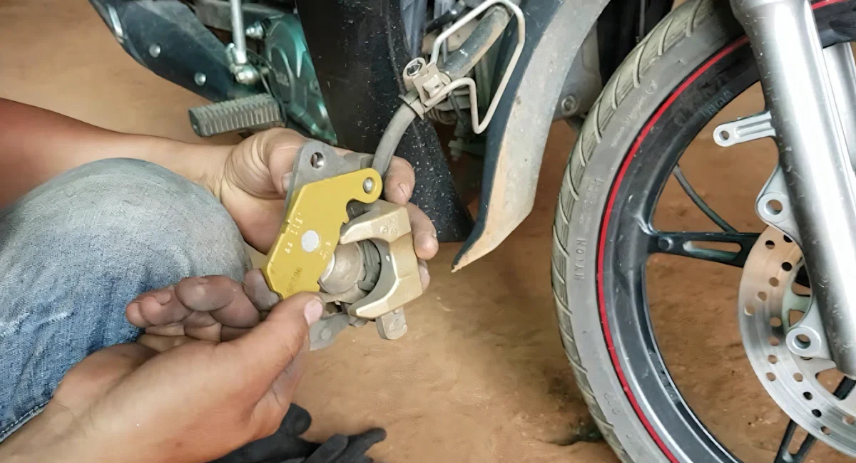 Bước 3: Thay má phanh mới