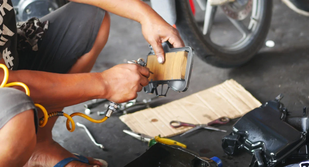 Bước 3: Vệ sinh tấm lọc gió