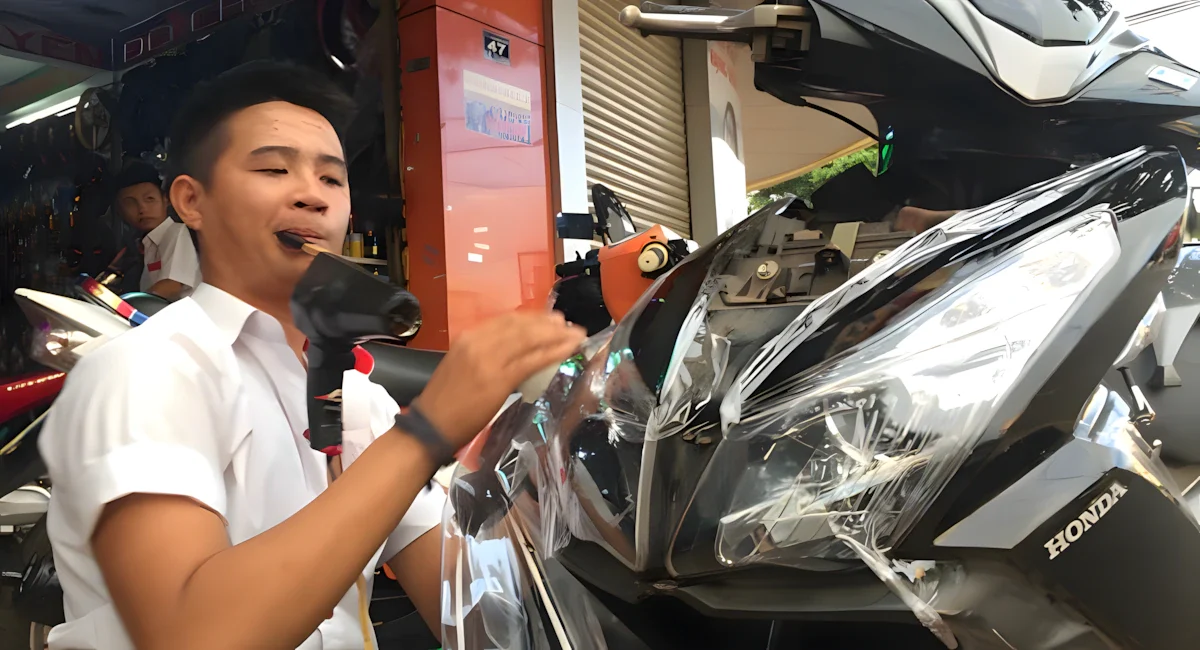 Bước 4: Gạt bọt khí và làm khô