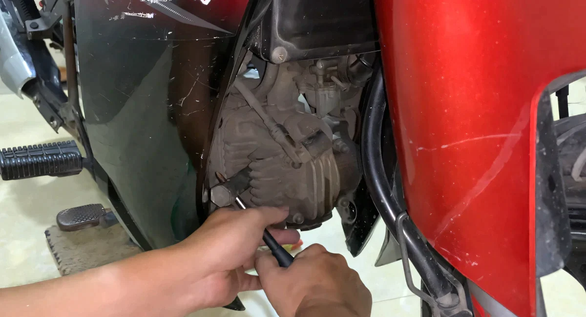 Bước 4: Tháo bugi cũ khỏi động cơ