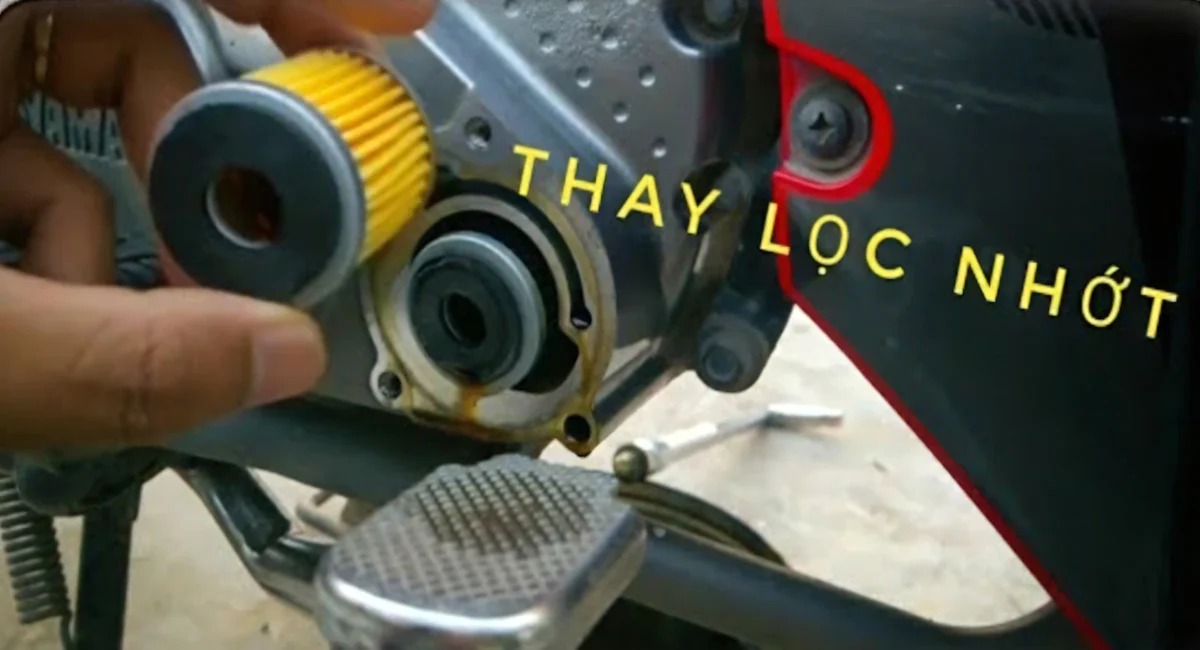 Bước 5: Lắp lọc nhớt mới