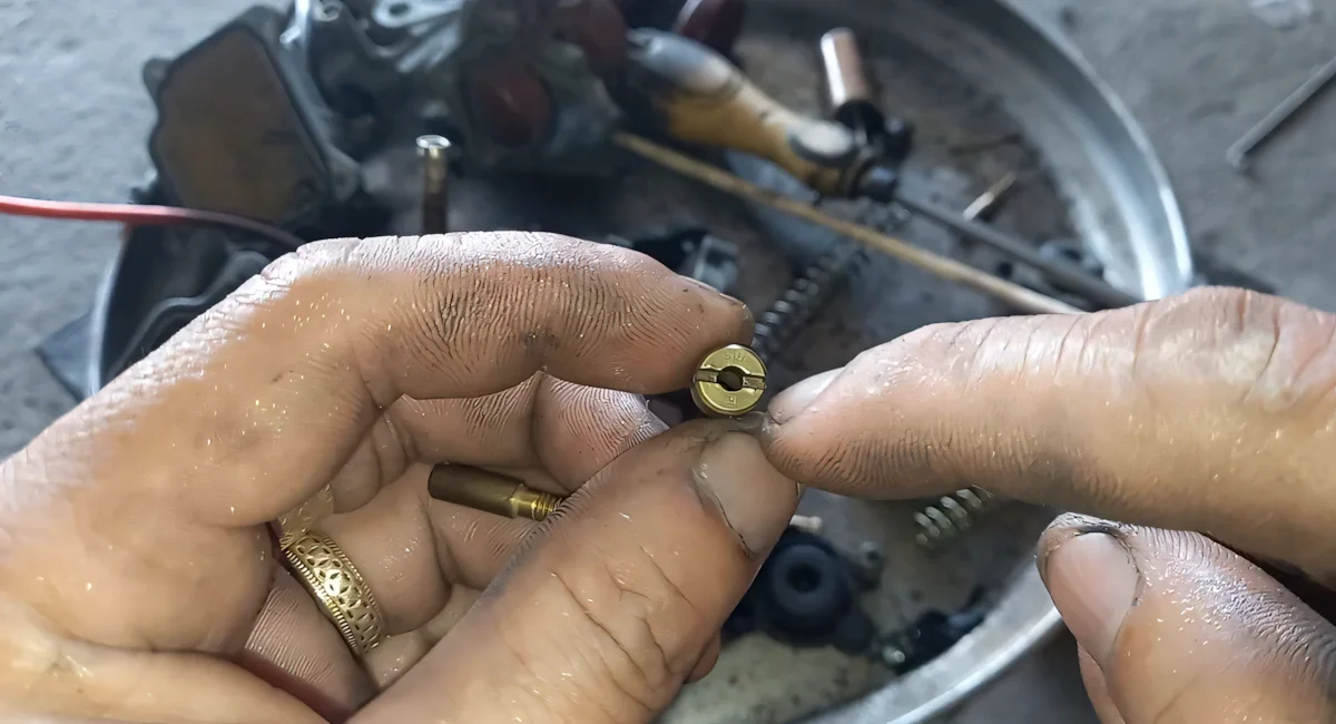Bước 5: Vệ sinh béc chính, béc phụ