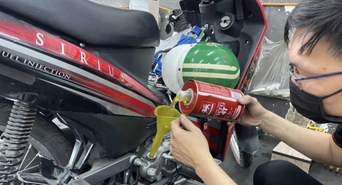 Bước 7: Kiểm tra mức nhớt