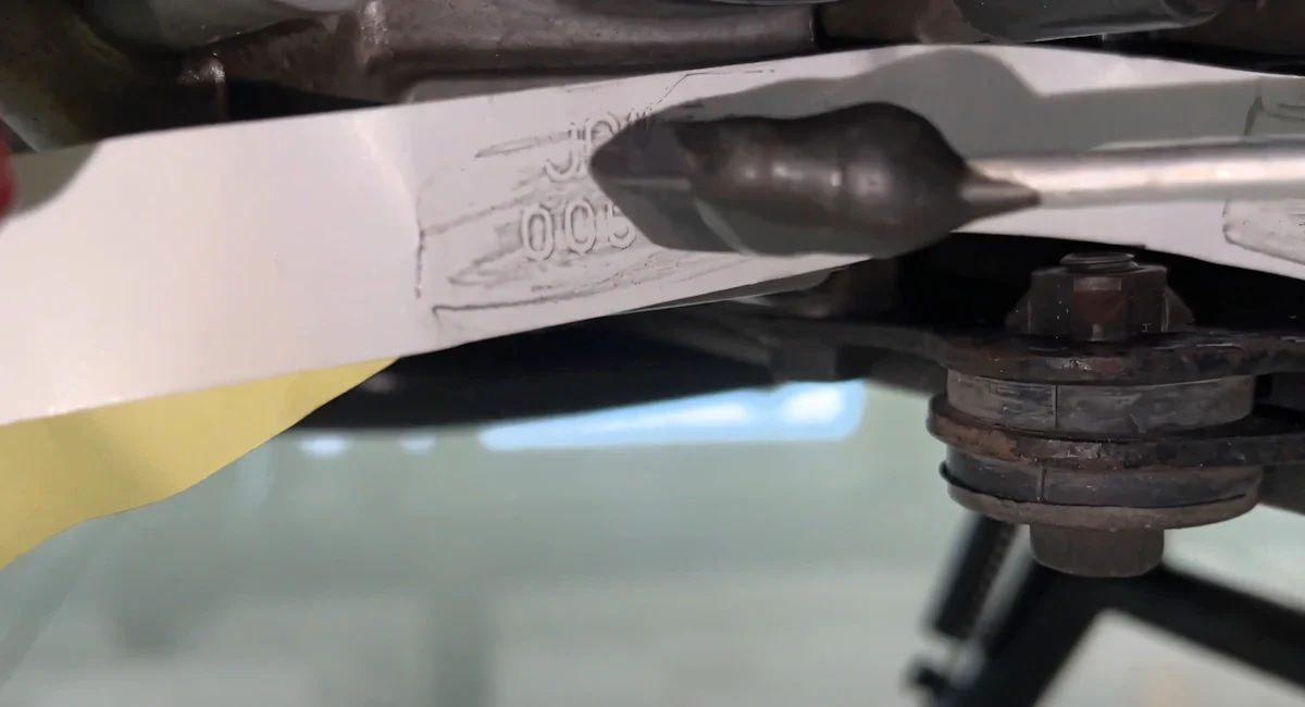 Chuẩn bị bút chì đen và giấy decal
