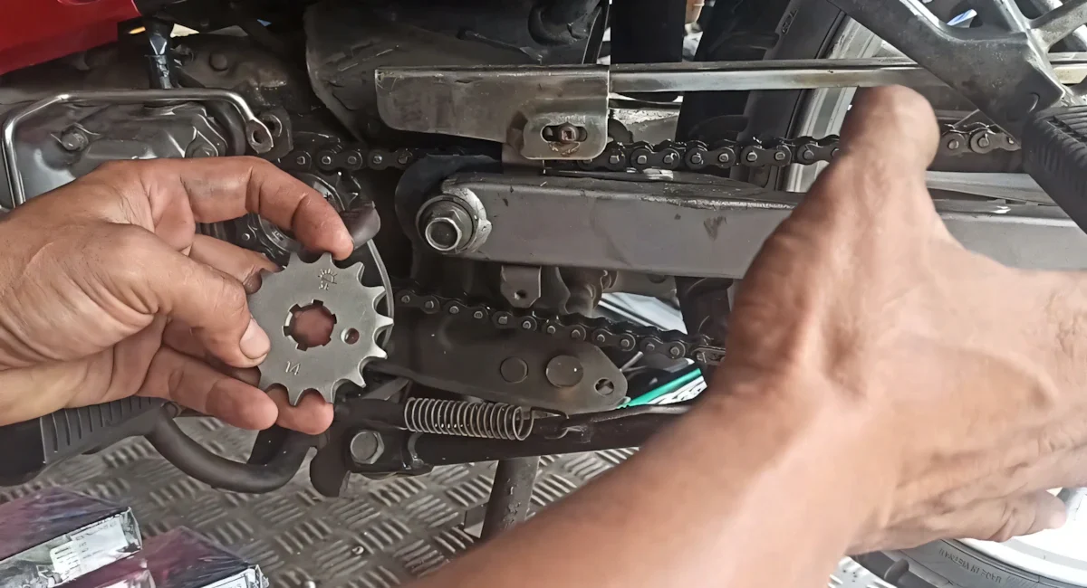 Kiểm tra độ căng của sên trước khi tăng