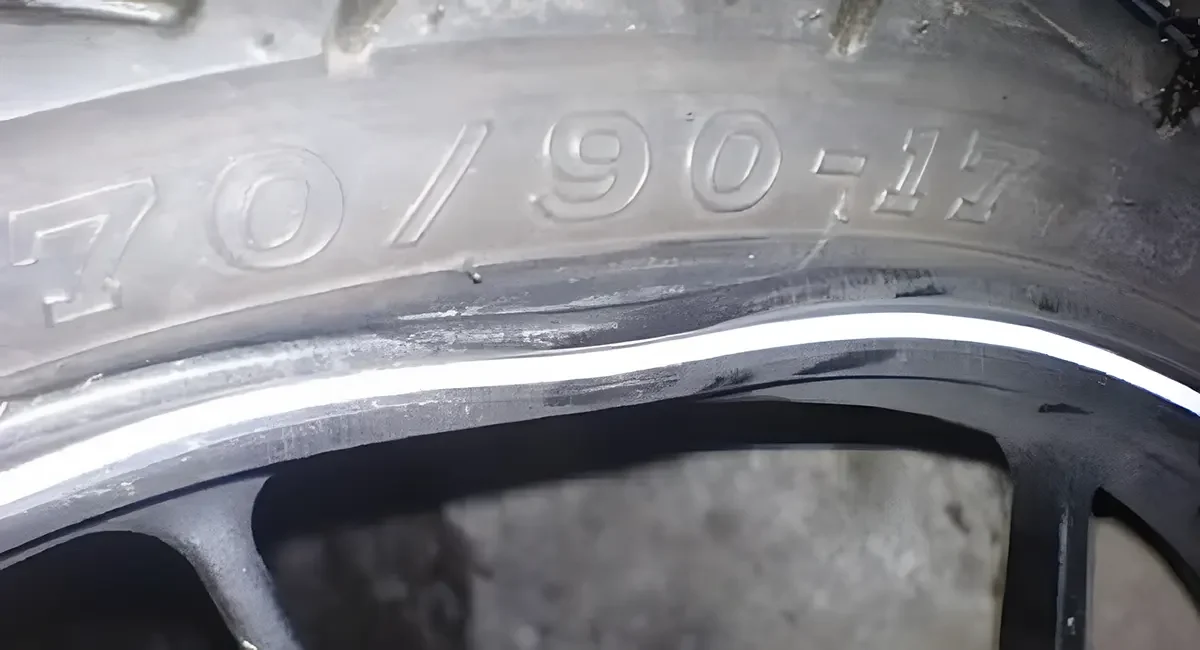 Lốp mòn, vành méo khiến đầu xe sirius bị rung