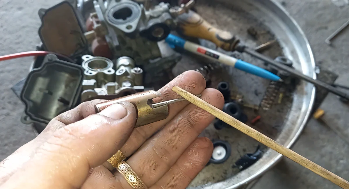 Những thắc mắc về vệ sinh bình xăng con sirius