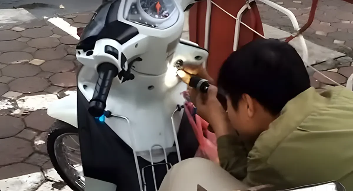 Phá ổ khóa xe máy trong tình huống bất khả kháng 