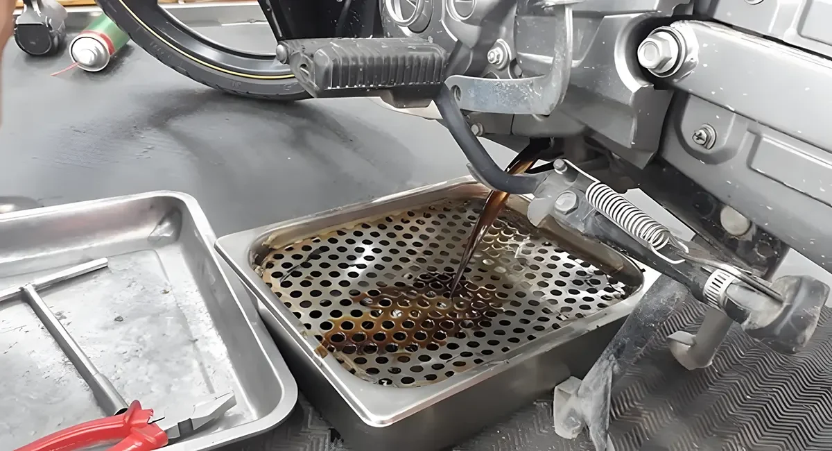 Vệ sinh định kỳ các bộ phận dễ sinh nhiệt
