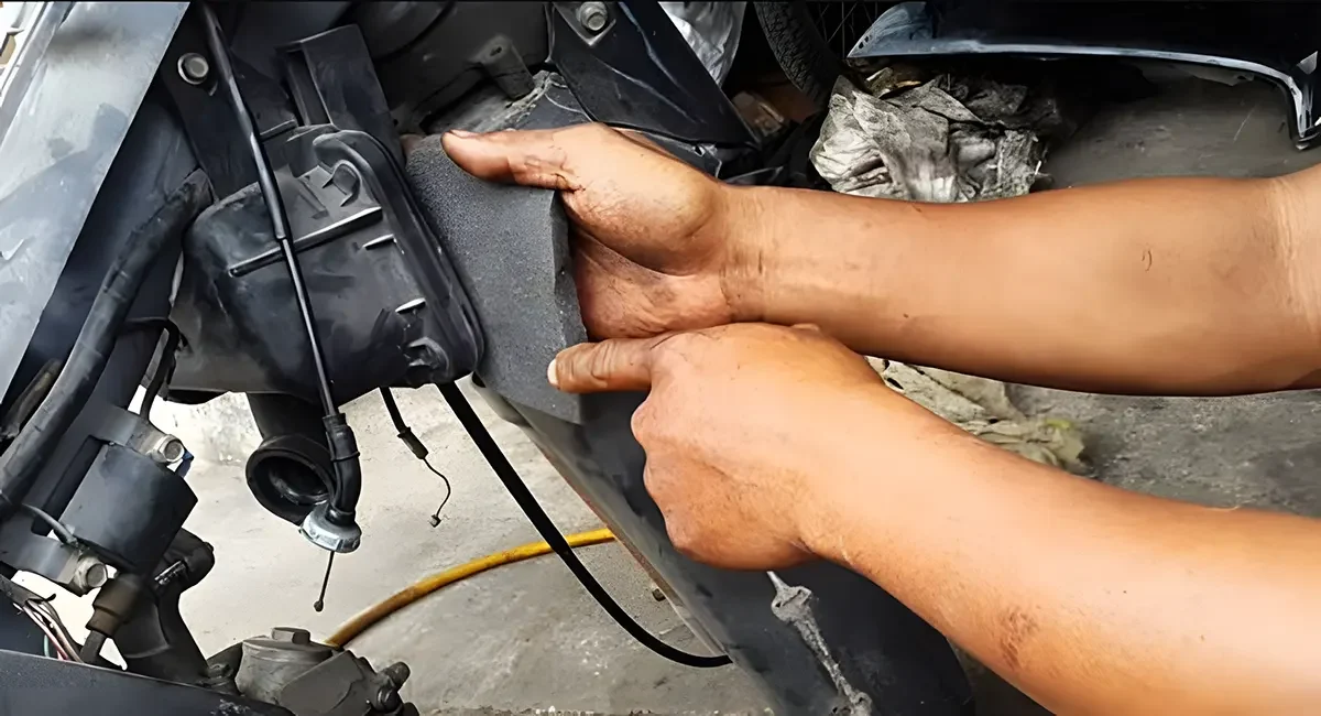 Xe máy hụt hơi vì đường xăng bị tắc nghẽn