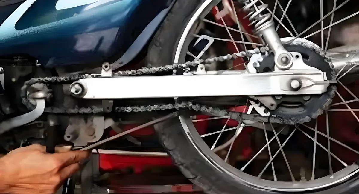 Xích xe lỏng hoặc căng quá làm xe rung, hụt lực